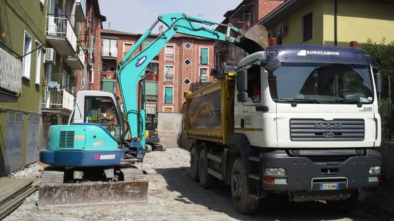 Lavori con escavatore