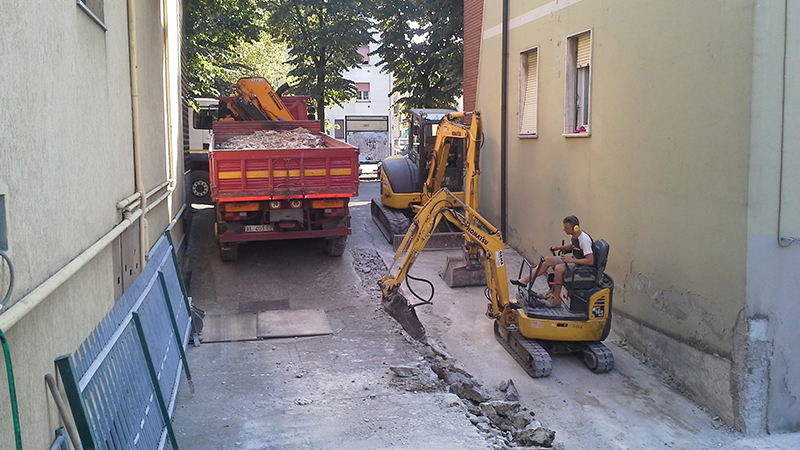 Lavori con escavatore