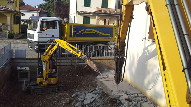 Lavori con escavatore